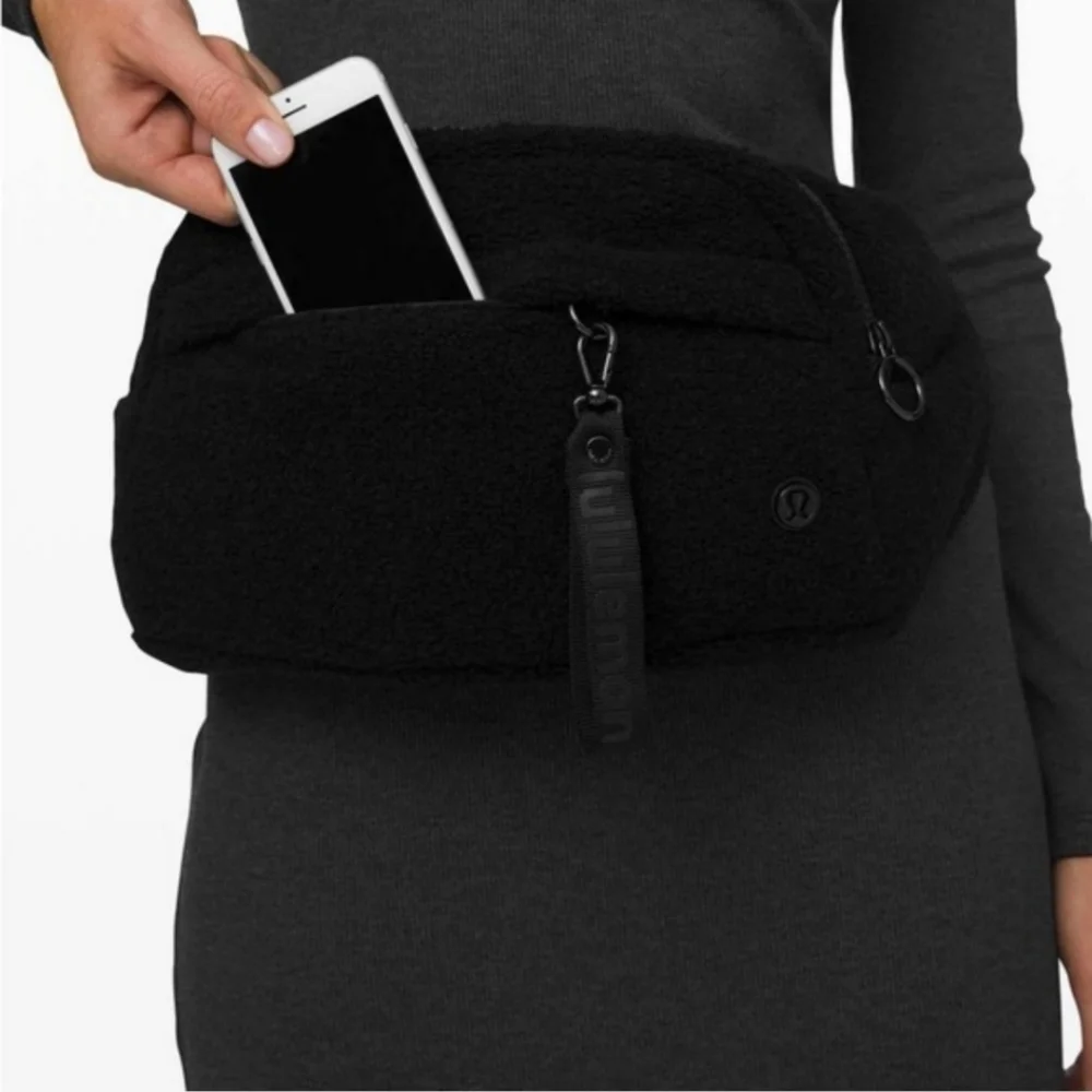 Lululemon On The Beat Black Sherpa Fleece Over The Shoulder Crossbody Belt Bag - Picture 3 of 14